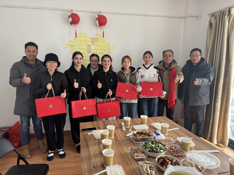 校领导与职工喜迎新年